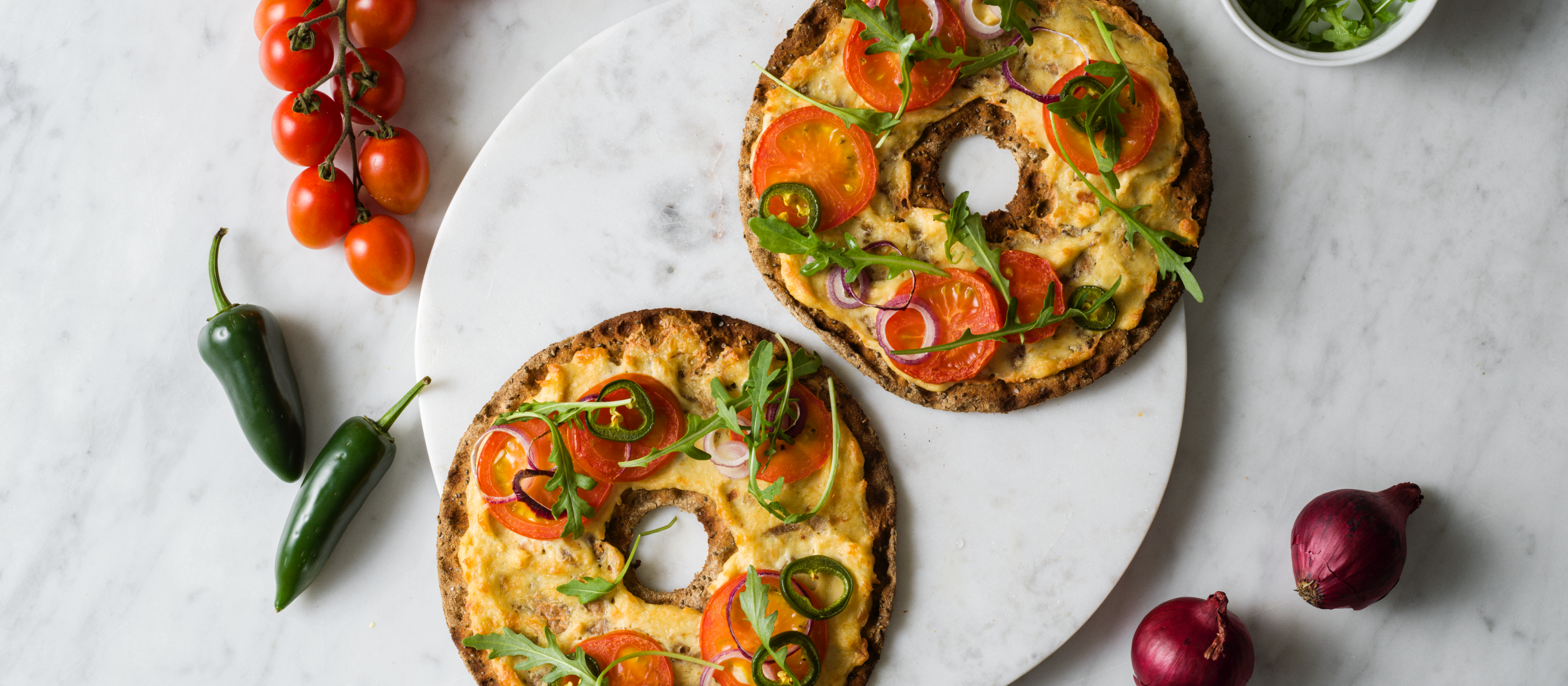 Knäckebrödspizza med Spicy Tuna och jalapeño